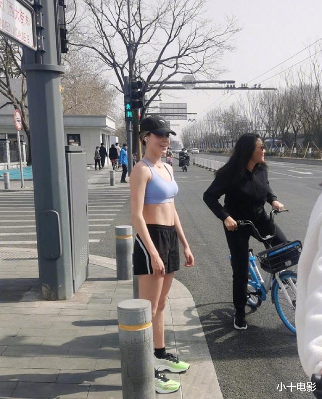 谷爱凌|谷爱凌街头跑步,看到妈妈的做法,终于知道她为啥这么优秀了