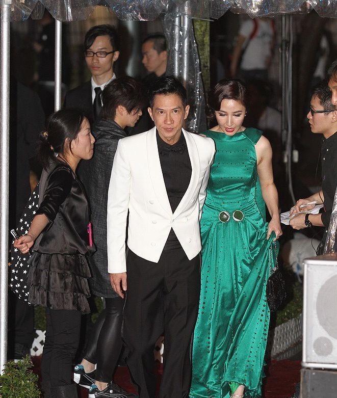 张家辉|张家辉大3岁老婆真幸福，身材不年轻脸不少女，但被宠的像女孩