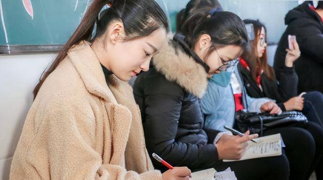 00后女老师下课从不拖堂，铃声一响就收拾东西飞奔，备受学生喜爱