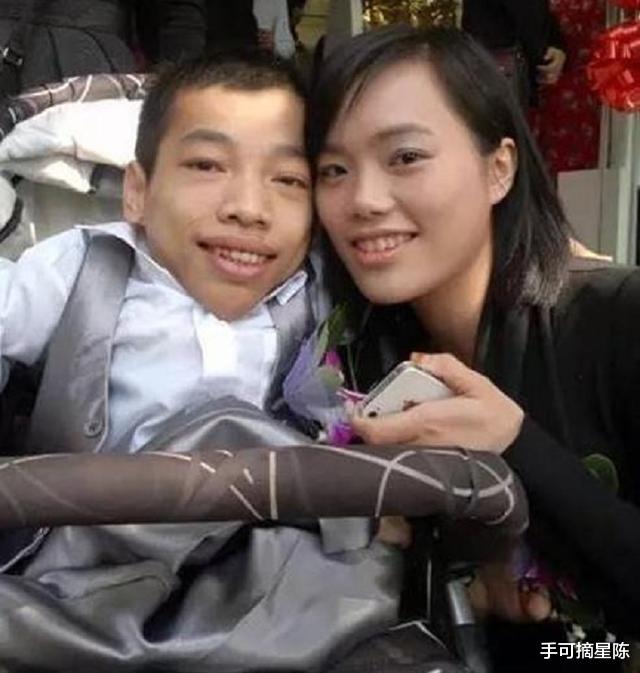 秘书|身高90厘米的李创利:白手起家攒3亿身家,娶1米7女秘书并生一子