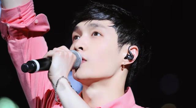 张艺兴|张艺兴现身EXO十周年直播评论区：谁在哭泣？