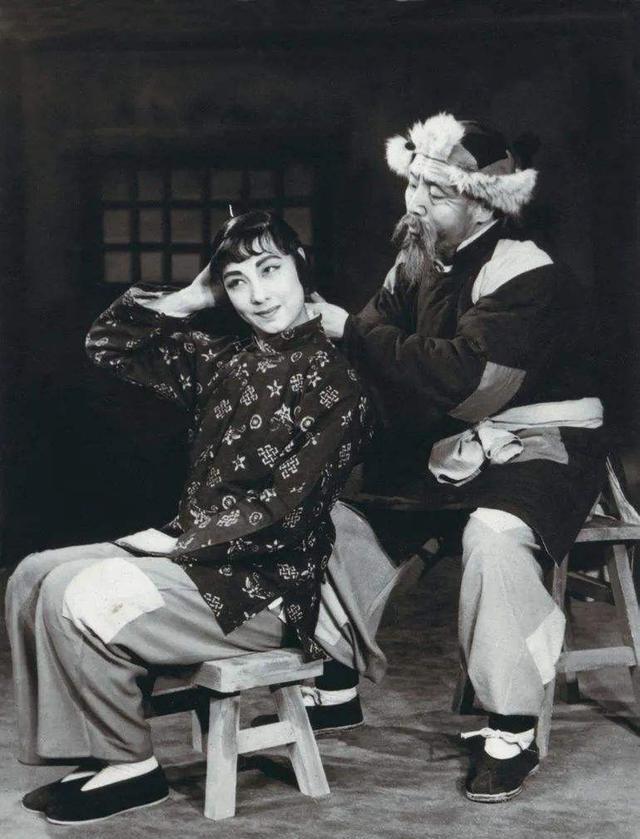 京剧|京剧名家李万春和李少春郎舅二人唱对台戏多年,文革二人都不好过