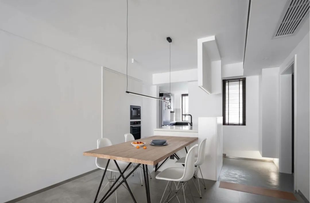 眼前一亮！从单调到质感的黑白配，这个90后的家百看不厌