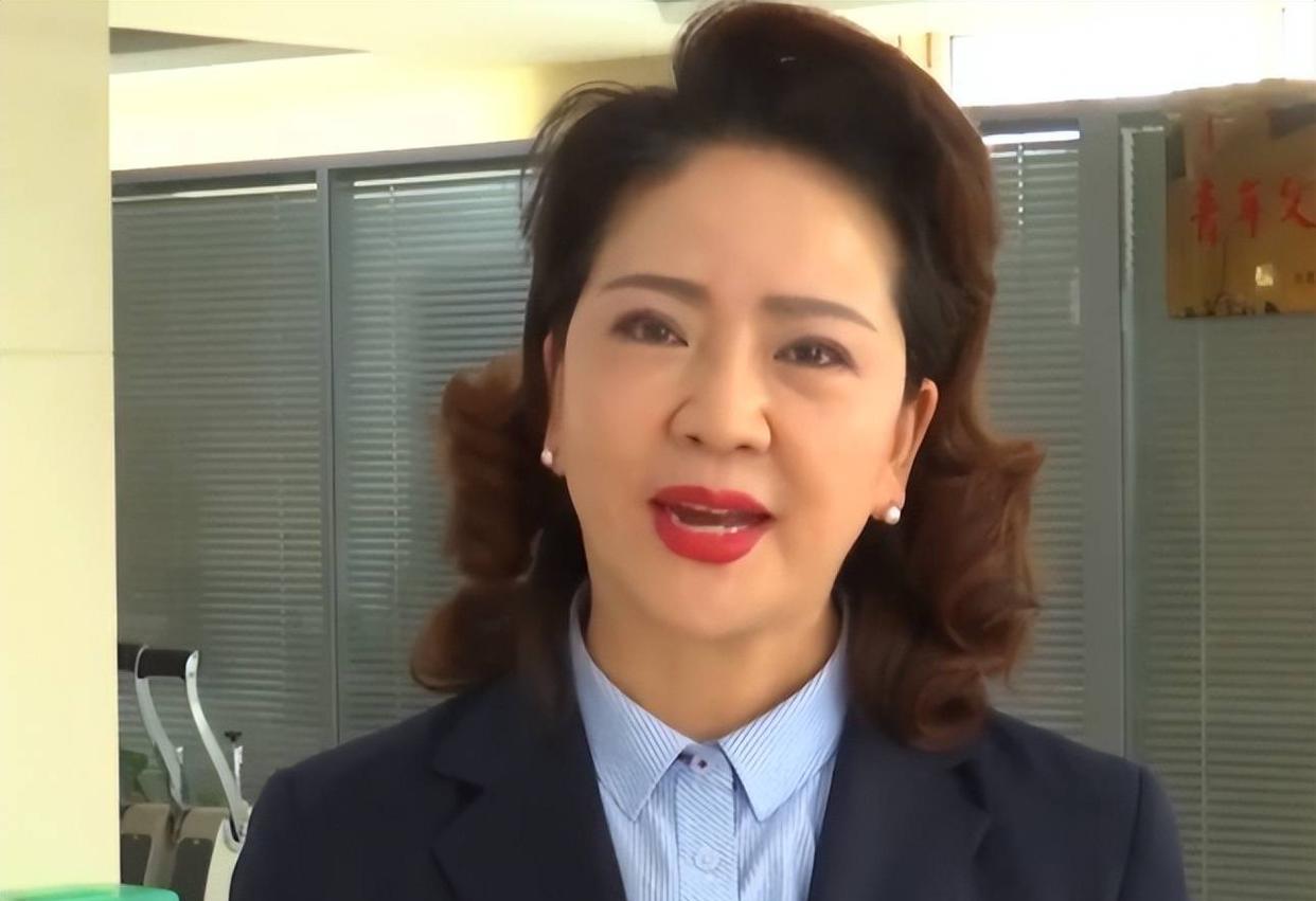 汪小菲|“耳钉姐”李少莉重回岗位,精致干练形象大变,网友:懂得低调了