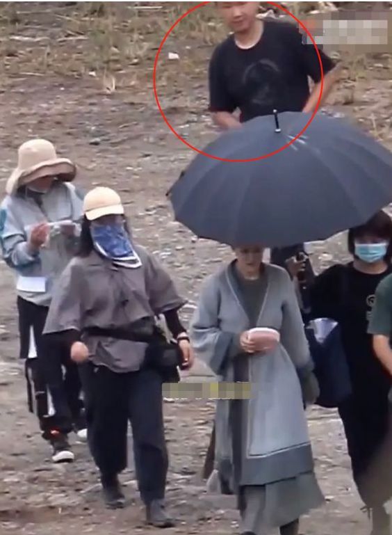 迪丽热巴|迪丽热巴晒马甲线自拍，背景墙与黄景瑜是同款，两人恋情再惹猜测