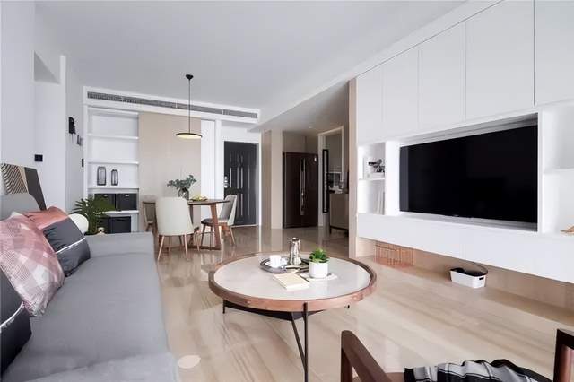 135平在设计之初采用一减再减的手法,让空间看起来变大不少