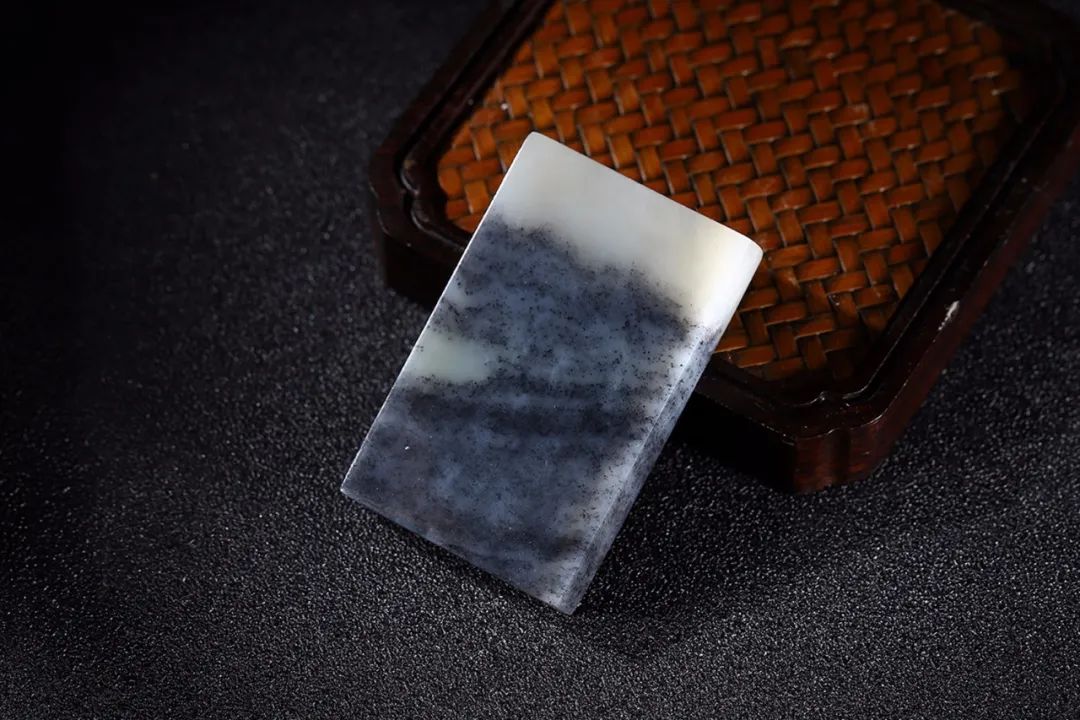 破晓东方|细说玉雕中的黑白两道