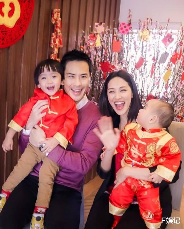 郑嘉颖|郑嘉颖继续停工在家陪儿子 抱着大儿子父子俩一起摆同款手势合影