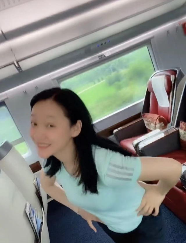 美丽|知名主持人周群惹争议！在高铁上不顾场合热舞，放飞自我