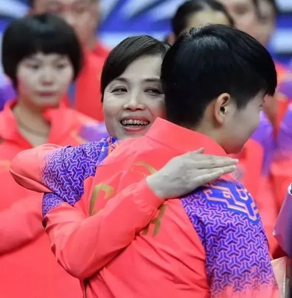 孙颖莎|离开国乒三年，孙颖莎恩师走上新岗位，收入曝光，莎莎送出祝福