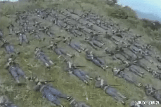 鸡蛋|抗日神剧名场面：旗袍女一打三、战场喝咖啡、穿粉缎棉袄野外伏击