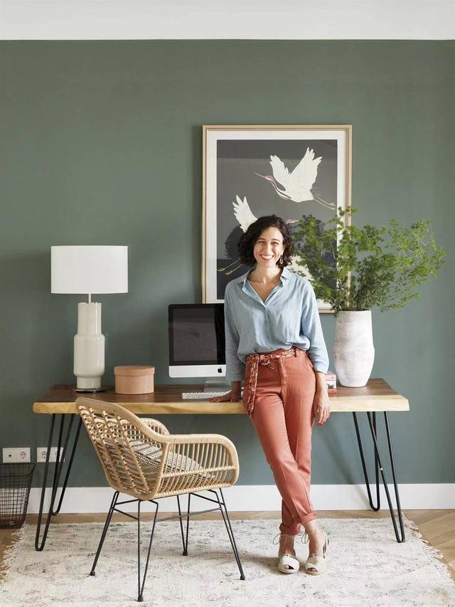 一位西班牙女主的敞亮住所，连踢脚线都是白色，有令人着迷的魅力