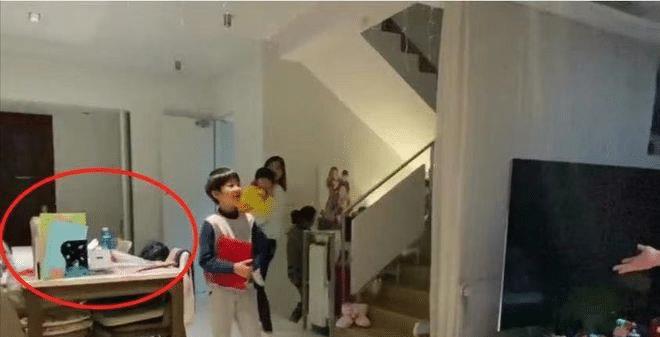 洪金宝|洪金宝大儿子豪宅，3层别墅超200平却显杂乱