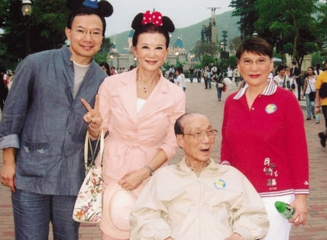 谢伟俊|亿万富婆白韵琴参加派对，78岁状态回春