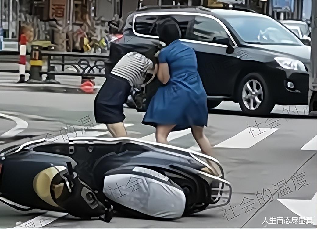 男子带小三兜风被抓现行,两名女子战况惨烈,他却扔下摩托车就跑