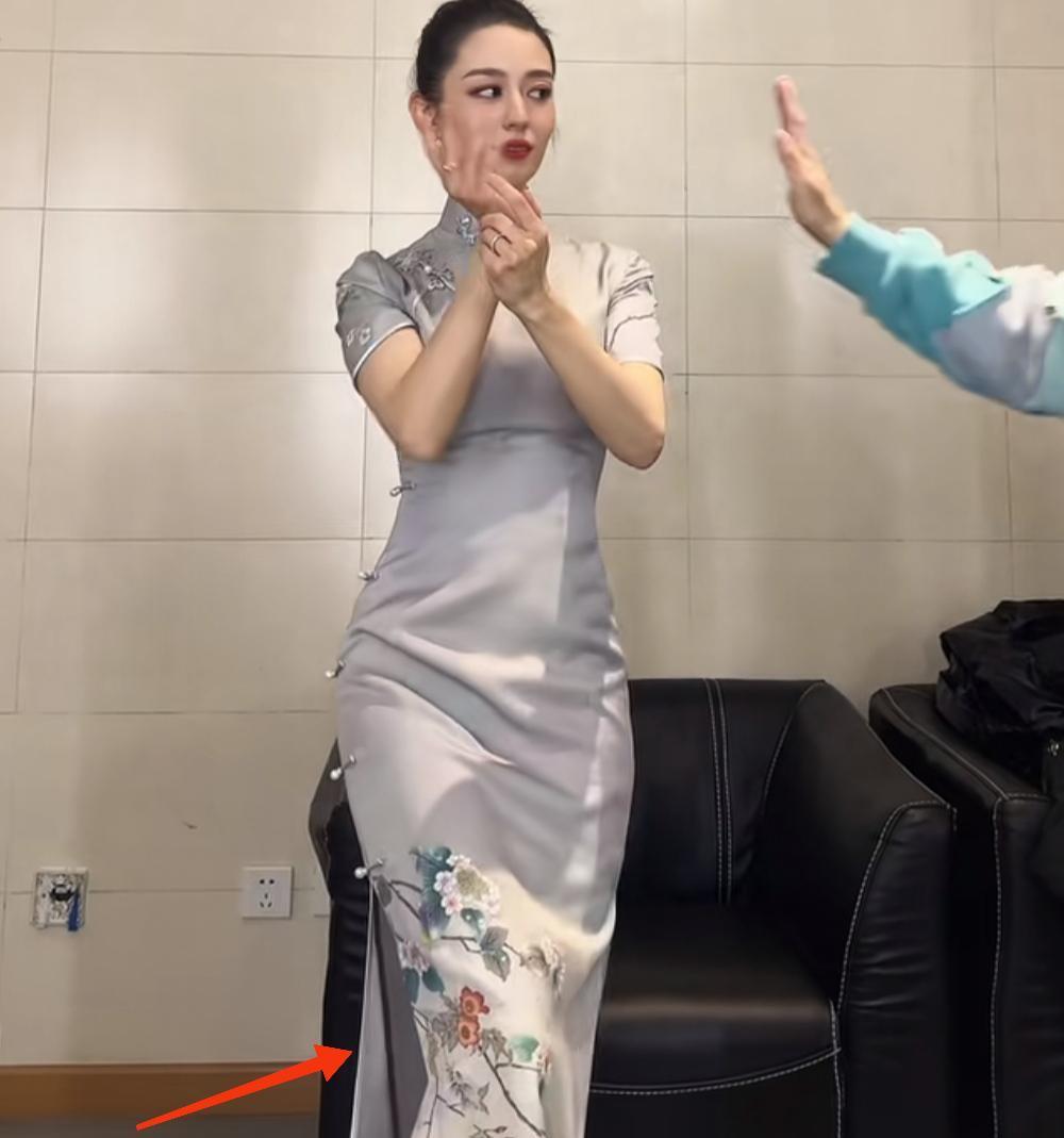 吉娜·爱丽丝|吉娜穿旗袍气质出众，杨迪伸兰花指领舞，弯腰感谢女方让出c位