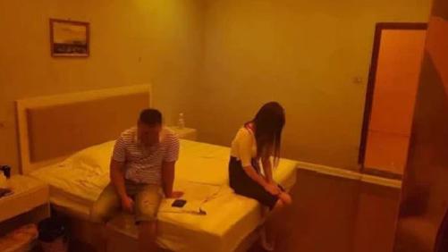 回顾浙江18岁女子被44岁富商看中，每月5万被包养，富商用冥币结账