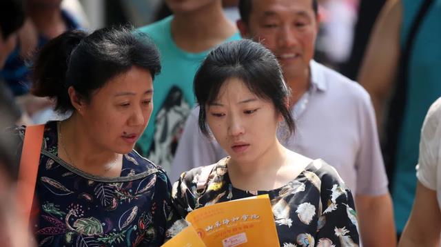 录取通知书|考生晒专科录取通知书，遭到网友讥讽，当看到专业后纷纷不说话了