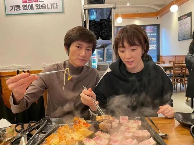 玄静和|53岁国乒克星与爱徒约饭，曾终结国乒统治夺全满贯，儿女定居美国