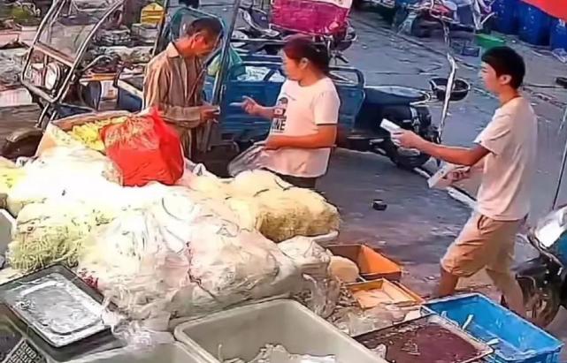 浙江老人吃“霸王餐”9年,意外去世时,为何店家看着“假币”哭了?
