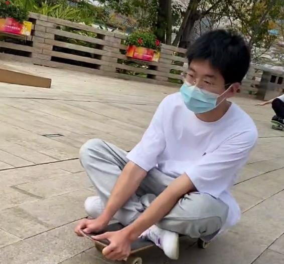 孙悦|孙卓一家玩滑板，孙辉倒栽葱，孙爸偶像包袱重，孙悦摔到怀疑人生