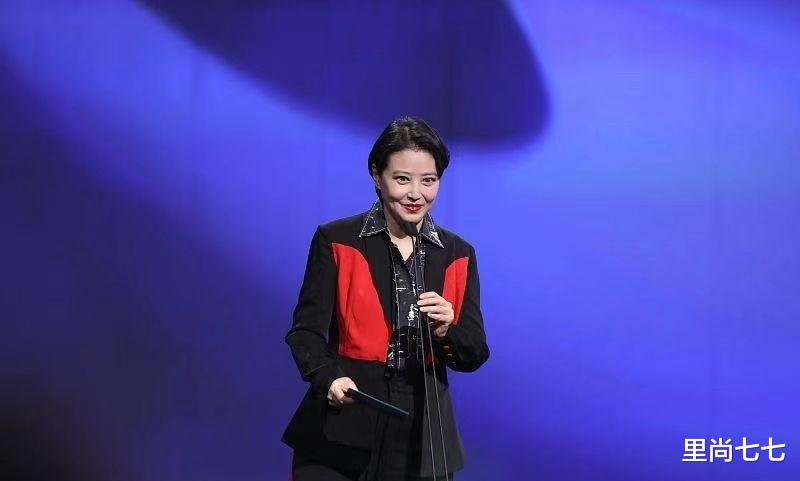 利物浦 周海媚老得太真实，剪奶奶款短发变酷girl，身材胖出年龄感挺实在