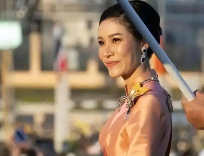 诗妮娜|苏提达段位加身心高气傲，未将诗妮娜放心上，唯独认可情敌西拉米