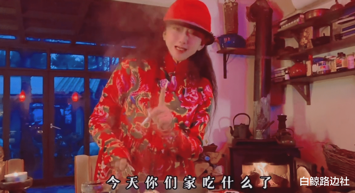 杨丽萍|63岁杨丽萍坐摩托车逛街！穿10cm厚底鞋气场强大，走路驼背显老态