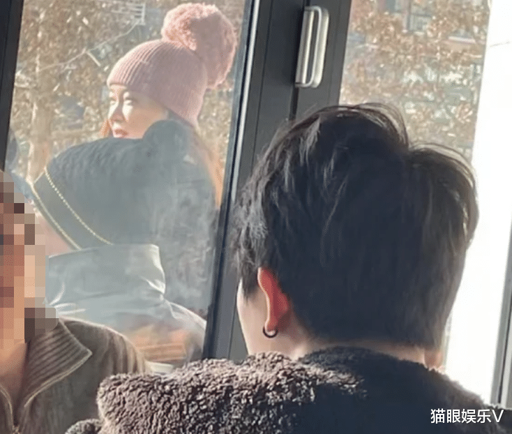 杜江|霍思燕带粉红帽好少女，嗯哼已经长到妈妈肩膀，杜江穿太多变巨人