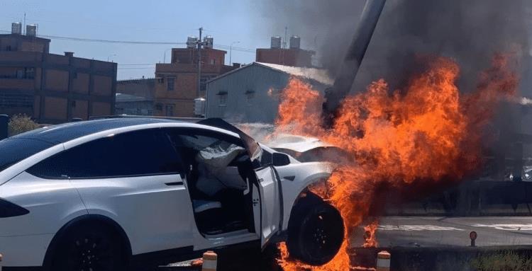 林志颖|林志颖带儿子驾特斯拉出车祸 伤情较重 事发前后照片曝光