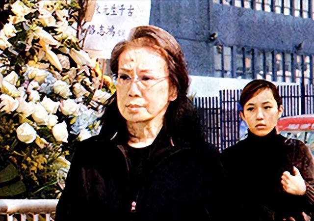 霍英东|霍英东初恋冯坚妮：离异带娃照样被娶进门，生两个儿子，分到50亿