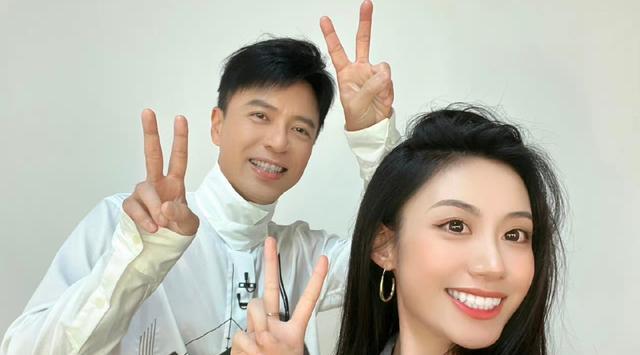 佟晨洁|伍珂玥参与香港回归25周年主题曲演唱，发微博感谢陈少琪、李克勤