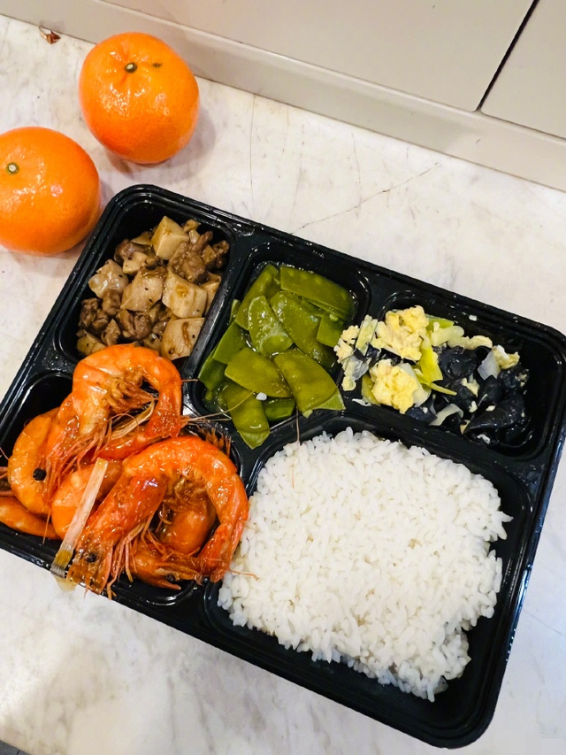 春晚|孙茜晒春晚盒饭引争议,二荤二素有水果,但某些明星就觉得难吃