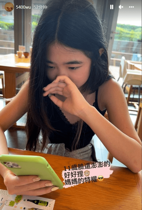 曹格 曹格11岁女儿完美逆袭,做美甲穿吊带打扮成熟,和妈妈越变越像