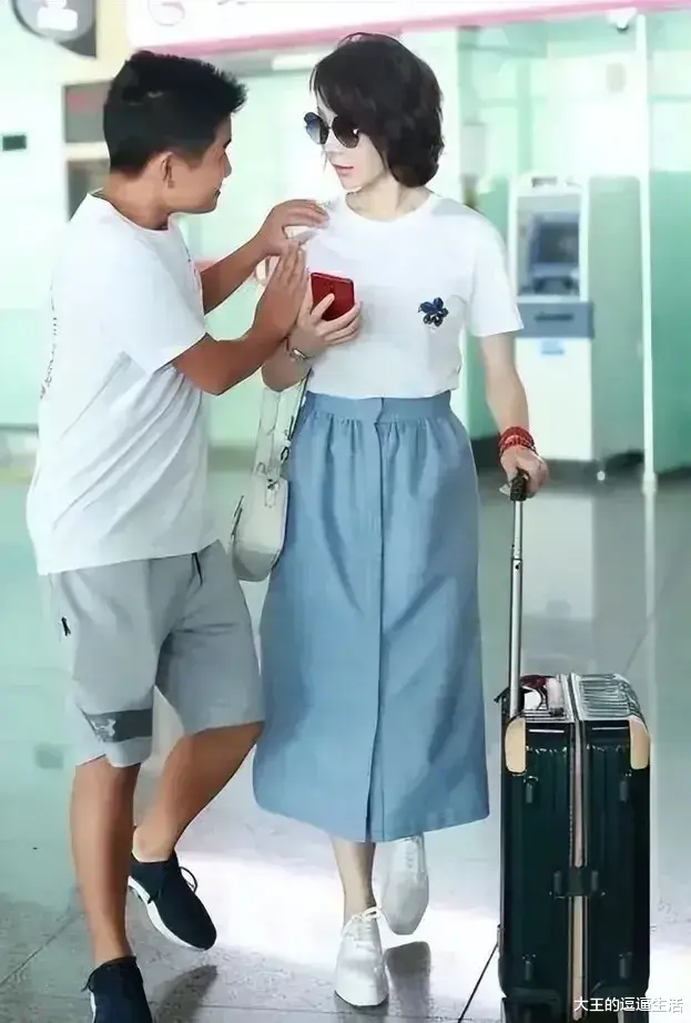 陈数|陈数一家三口拍写真!没有亲生孩子的她,堪称娱乐圈的模范继母。