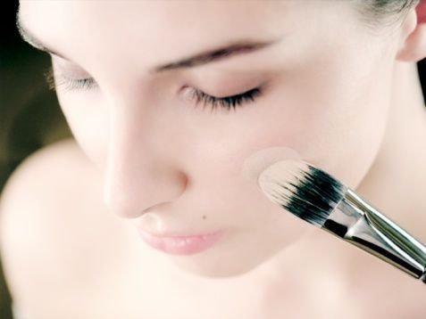 粉底液 在涂粉底液之前,一定要做好保湿工作的。