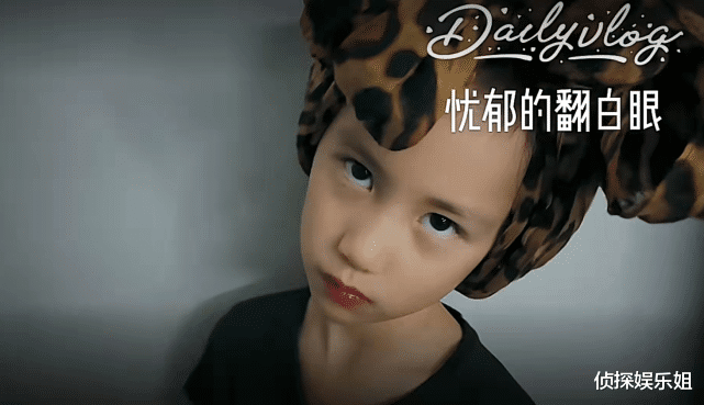 孙莉|孙莉晒8岁女儿，多妹戴豹纹纱巾涂红唇臭美，翻白眼念绕口令萌翻