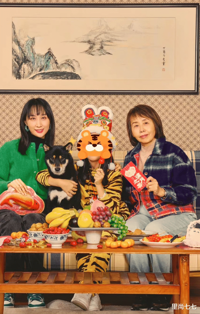 雷佳音|雷佳音妻子罕晒全家福，10岁女儿打扮摩登，婆婆首露正脸更像母女