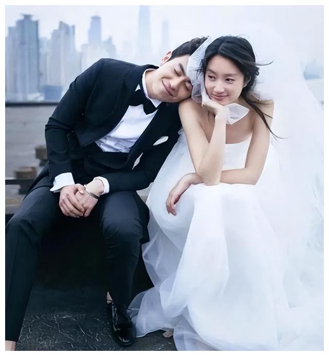 黑袍纠察队|朱亚文沈佳妮高调秀恩爱，发文庆祝结婚十周年，评论区一片祝福声