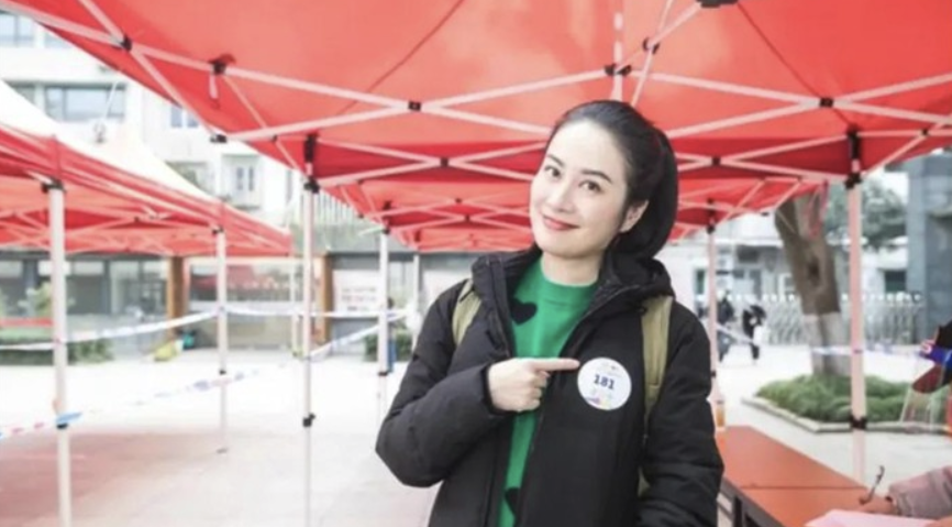 叶璇|41岁叶璇罕见露面！穿毛衣参加亚运会志愿者面试，身材竟输给素人