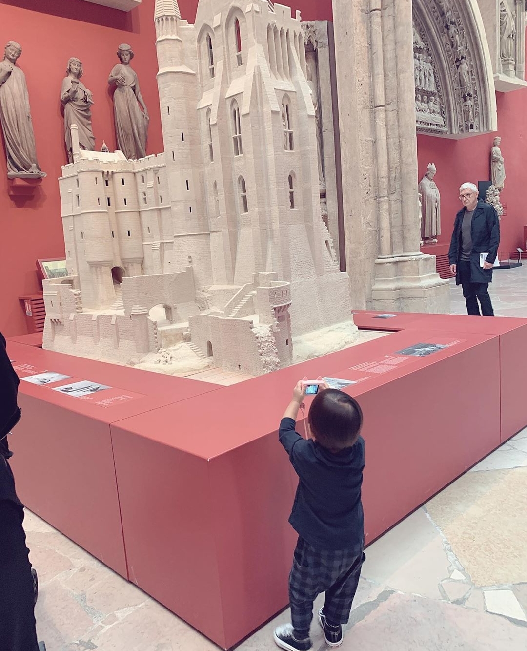 周杰伦|周杰伦晒儿子漫步欧洲街头，罗密欧走路带风像拍mv，又拽又酷像爸爸