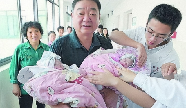 2010年,60岁大妈艰难产下双胞胎,11年后直言:有来生我不会再要