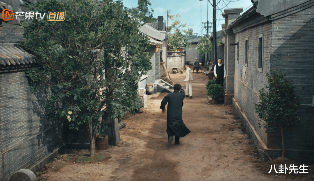 飞行员|这也值得在湖南卫视黄金时段播出?《凭栏》抠图画面好假,看笑了