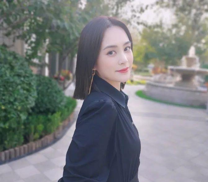 油麦菜 阿娇瘦身变漂亮，扎小啾啾看不出年龄，就是穿的太舒适不时髦