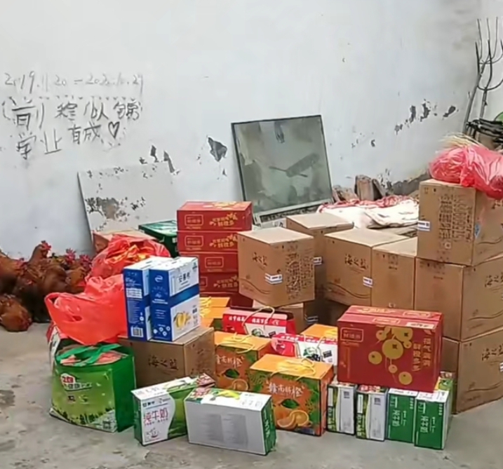 身高相差悬殊的情侣订婚走红