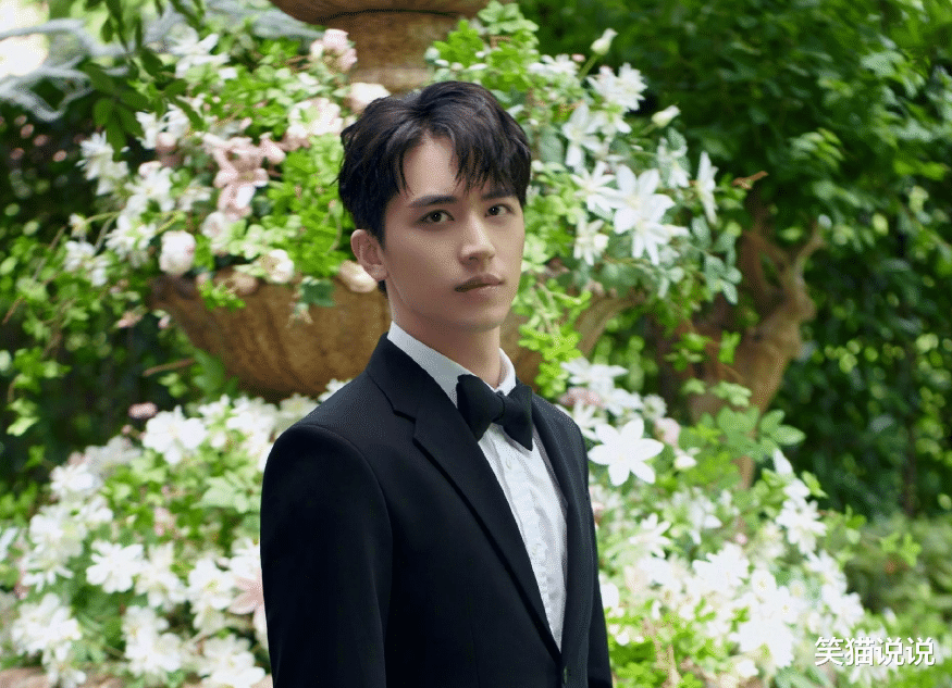 cp粉|许魏洲携妻入住酒店，面带微笑未受CP粉影响，透露10号官宣原因：算的！