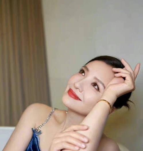 孙茜|孙茜高调发文表白老公，晒全家福庆祝结婚九周年，网友们直呼羡慕