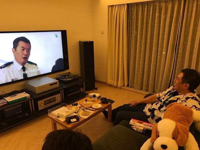 邓梓峰|61岁TVB男星低调曝豪宅内景,家族资产达16亿,却27年开同一辆车