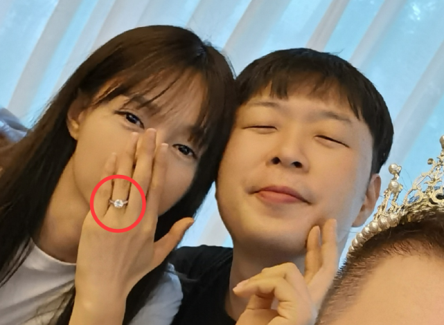 沈梦辰|好友晒杜海涛求婚现场照，沈梦辰秀大钻戒与海涛头靠头依偎在一起