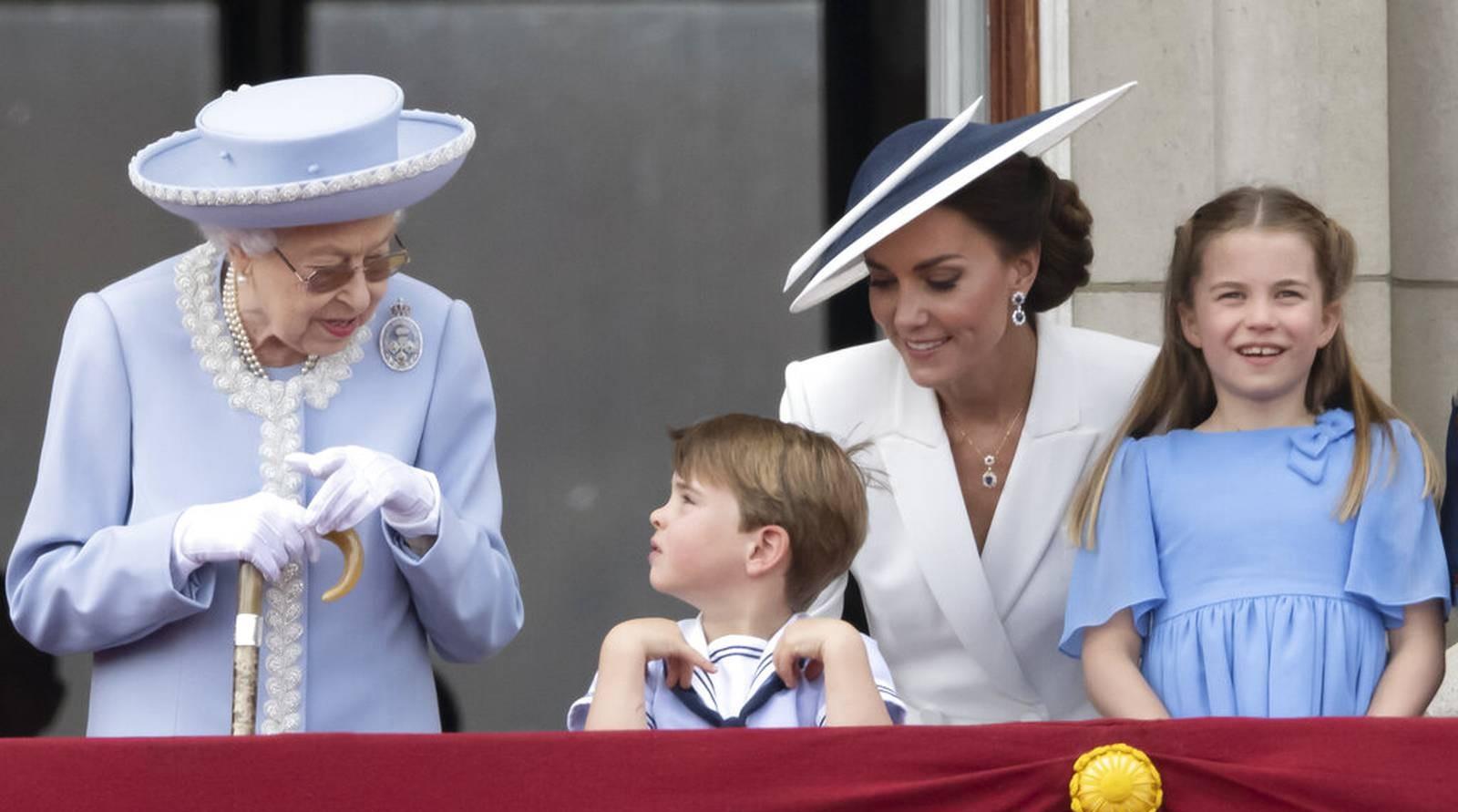 路易·亚瑟·查尔斯|路易王子是妈宝男？出席活动搂住凯特不松手，又是吻她又是捂她嘴